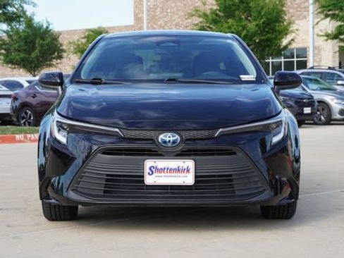 Used 2023 Toyota Corolla LE FWD image 2