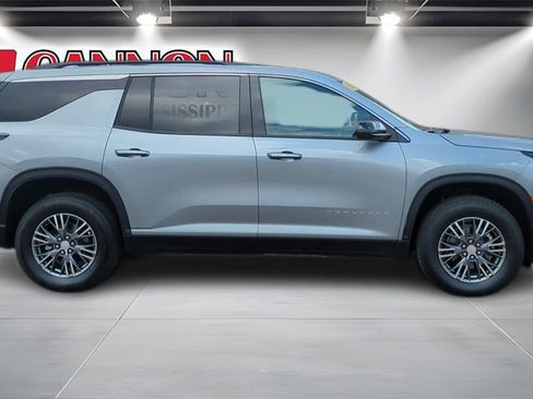 Used 2025 Chevrolet Traverse LT image 4