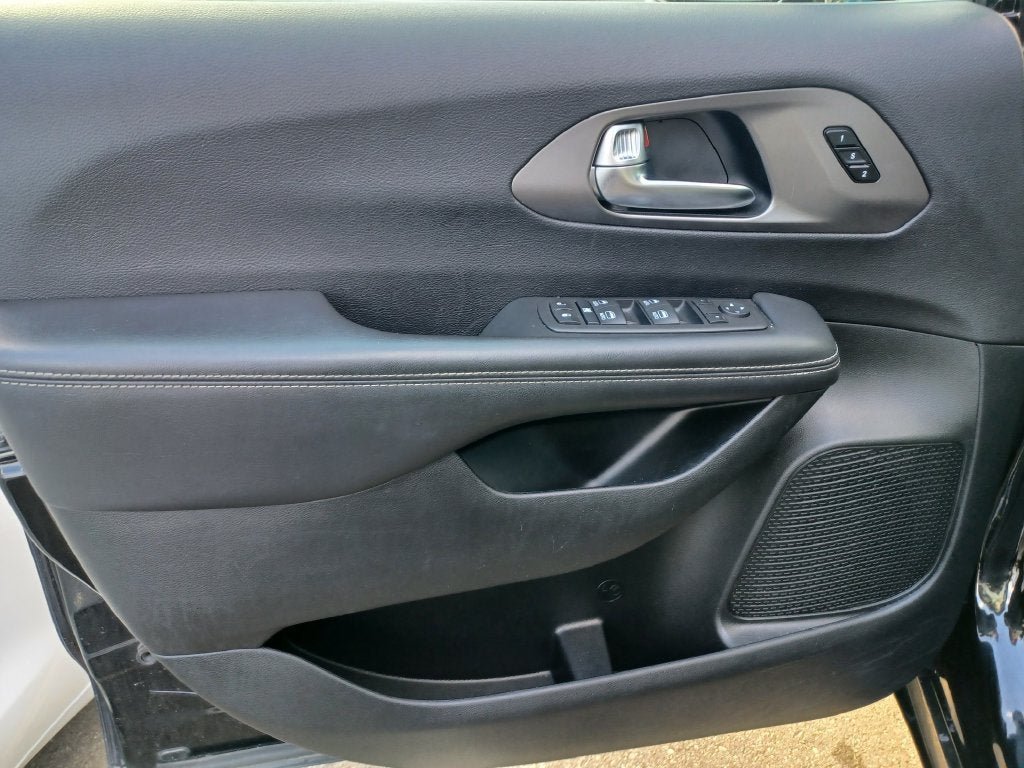 Used 2025 Chrysler Pacifica Select FWD image 7
