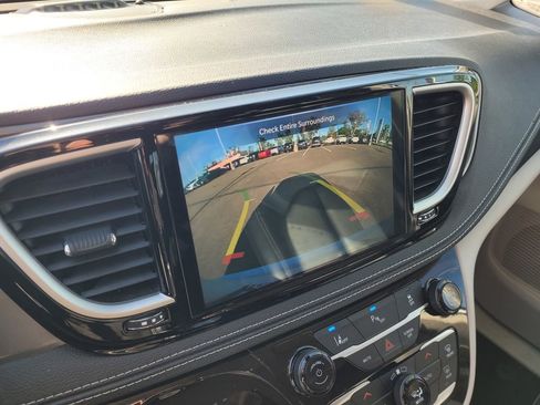 Used 2023 Chrysler Pacifica Touring-L FWD image 15
