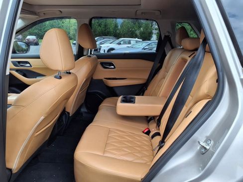 Used 2021 Nissan Rogue Platinum image 5