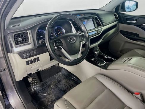 Used 2019 Toyota Highlander XLE FWD image 11