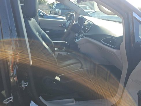 Used 2023 Chrysler Pacifica Touring-L image 5
