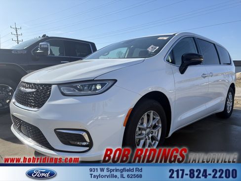 Used 2024 Chrysler Pacifica Touring-L image 1