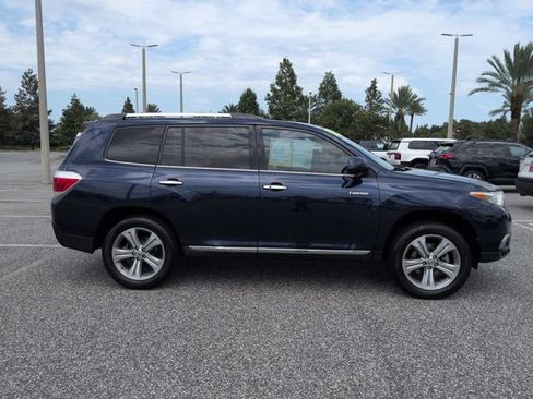 Used 2011 Toyota Highlander Limited w/ Tow Pkg FWD image 3