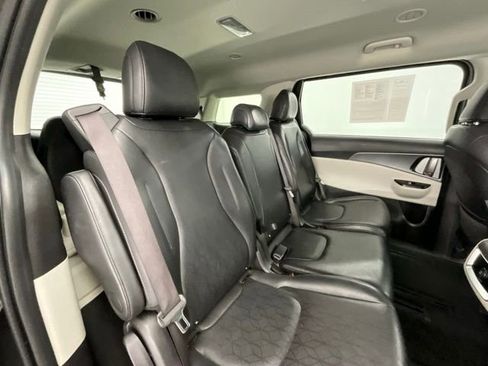 Used 2023 Kia Carnival LX image 15