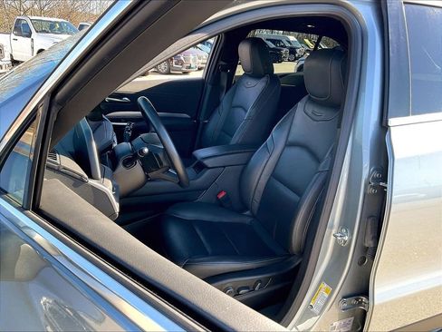 Used 2025 Cadillac XT4 Premium Luxury image 9
