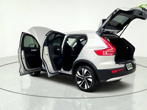 Used 2025 Volvo XC40 B5 Plus AWD/4WD image 16