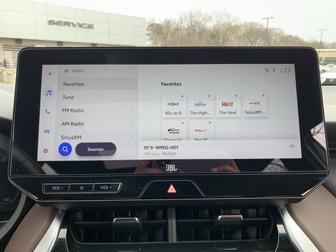 Used 2024 Toyota Venza Limited image 23