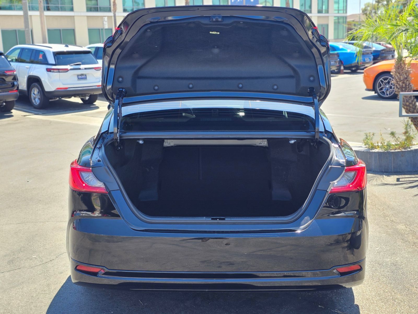 Used 2025 Toyota Camry XLE FWD image 9