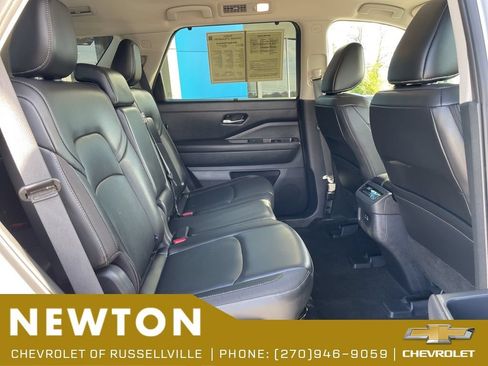 Used 2025 Nissan Pathfinder SL AWD/4WD image 32