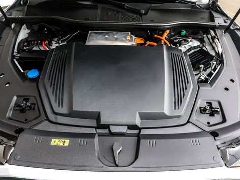 Used 2022 Audi e-tron Premium w/ Convenience Plus Package image 12