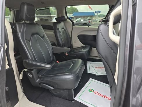 Used 2022 Chrysler Pacifica Touring-L FWD image 16