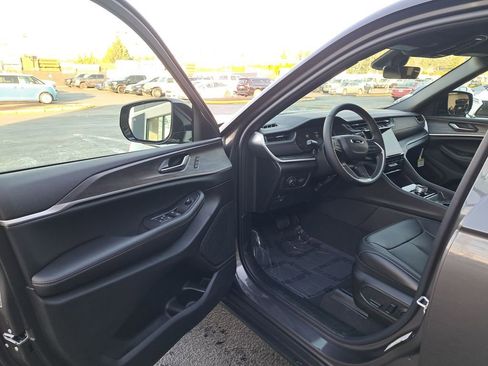 New 2025 Jeep Grand Cherokee Limited image 11