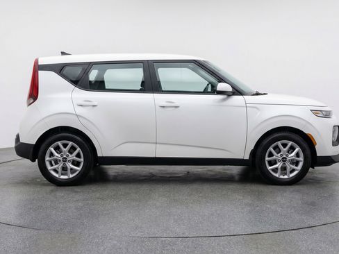 Used 2025 Kia Soul LX w/ LX Technology Package image 11