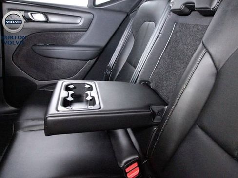 Certified 2025 Volvo XC40 B5 Core image 25