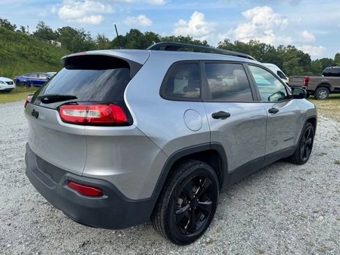 Used 2017 Jeep Cherokee Sport FWD image 10
