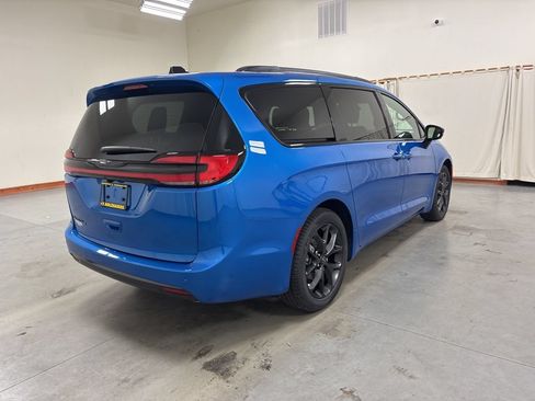 New 2026 Chrysler Pacifica Select w/ S Appearance Package FWD image 8