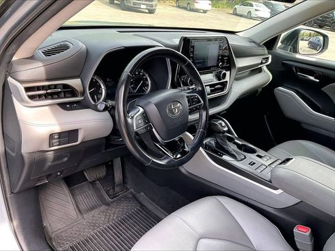 Used 2020 Toyota Highlander XLE AWD/4WD image 8