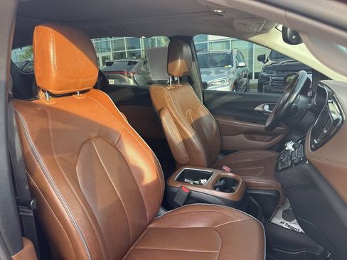 Used 2017 Chrysler Pacifica Limited FWD image 19
