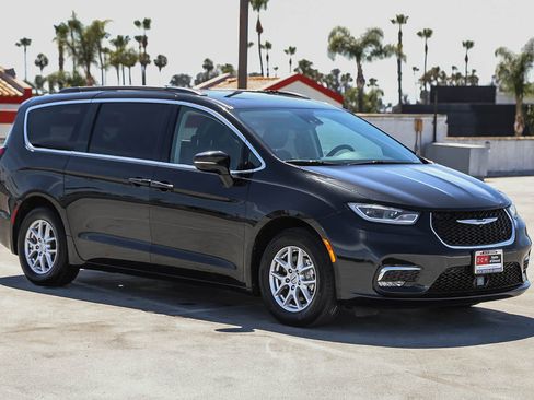 Used 2022 Chrysler Pacifica Touring-L FWD image 4