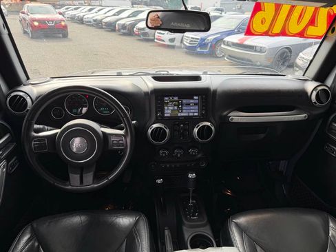 Used 2016 Jeep Wrangler Unlimited Sahara w/ Connectivity Group AWD/4WD image 13