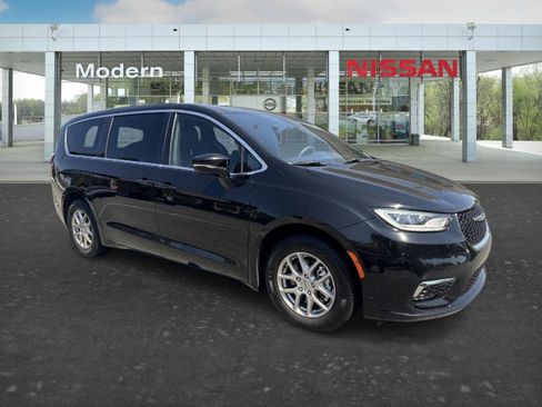 Used 2025 Chrysler Pacifica Select FWD image 7