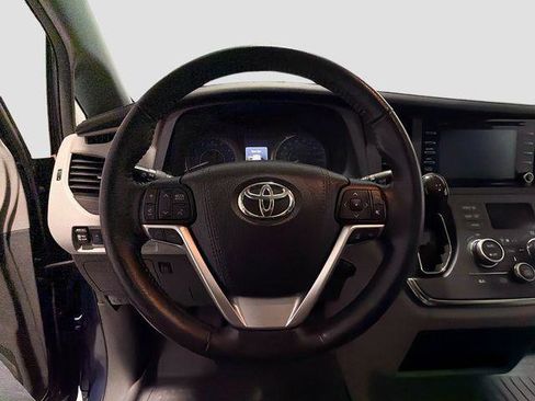 Certified 2018 Toyota Sienna XLE FWD image 9