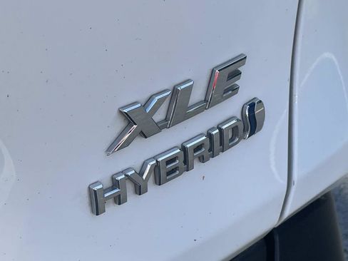 Used 2021 Toyota RAV4 XLE w/ XLE Grade Weather Package AWD/4WD image 10