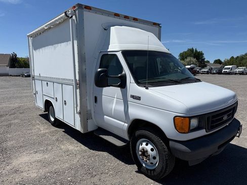 Used 2005 Ford E-350 and Econoline 350 Super Duty RWD image 9