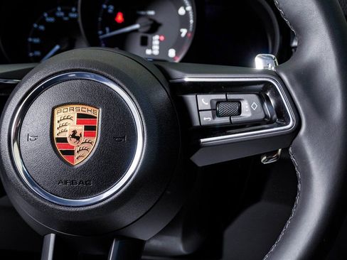 Certified 2025 Porsche Macan AWD/4WD image 19