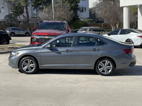 Used 2024 Volkswagen Jetta SE image 3