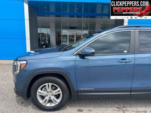 Used 2024 GMC Terrain SLE w/ Driver Convenience Package FWD image 2