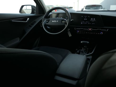 Used 2023 Kia Niro LX image 23
