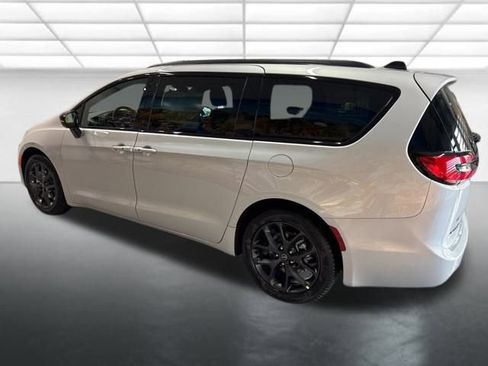 New 2026 Chrysler Pacifica Select w/ S Appearance Package image 4