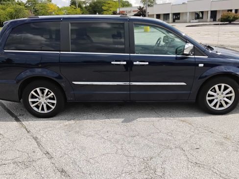 Used 2014 Chrysler Town & Country Touring-L FWD image 4
