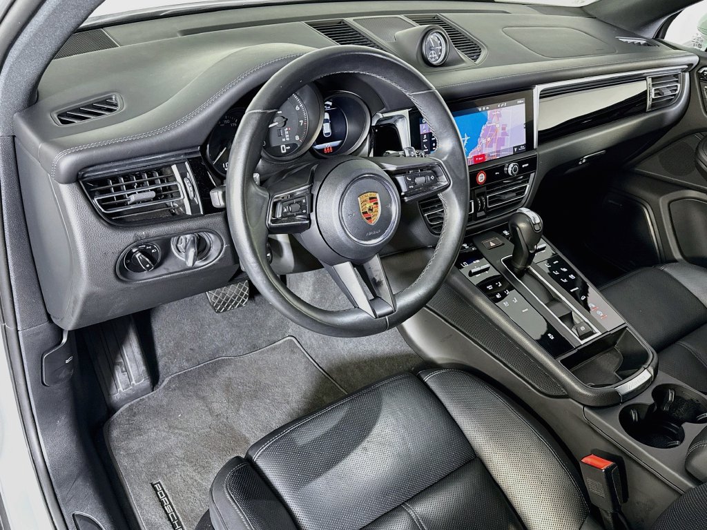 Certified 2025 Porsche Macan AWD/4WD image 4