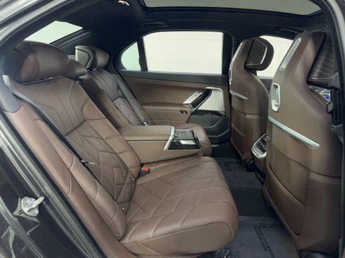 Used 2024 BMW i7 eDrive50 w/ M Sport Package image 49