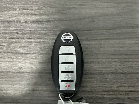 Used 2020 Nissan Rogue SV image 27