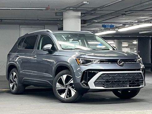 New 2026 Volkswagen Taos SE AWD/4WD image 2