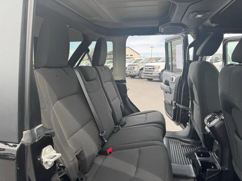 Used 2018 Jeep Wrangler Unlimited Sahara w/ Uconnect 4C Nav & Sound Group image 30