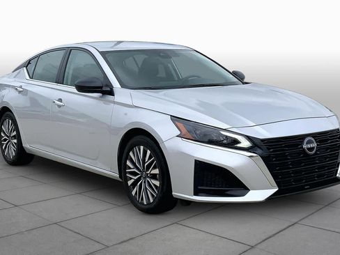 Used 2024 Nissan Altima 2.5 SV FWD image 3