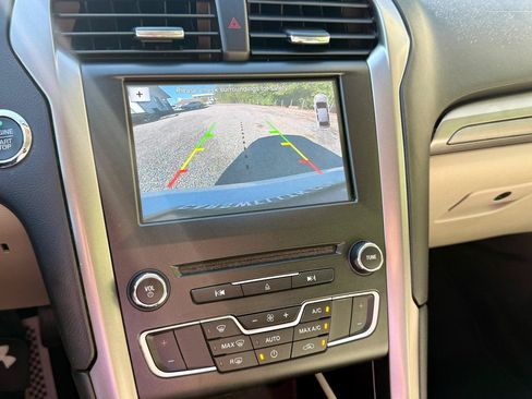 Used 2017 Ford Fusion SE w/ Fusion SE Technology Package FWD image 12