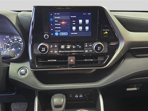 Used 2023 Toyota Highlander L image 18