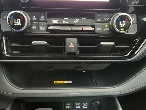 Used 2023 Toyota Highlander XSE AWD/4WD image 32