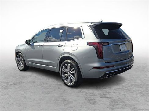 Used 2025 Cadillac XT6 Premium Luxury image 3