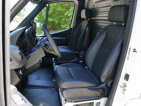 Used 2025 Mercedes-Benz Sprinter 2500 image 16