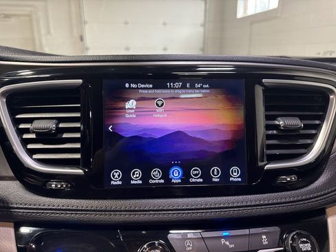 Used 2017 Chrysler Pacifica Limited w/ UConnect Theater Package FWD image 23