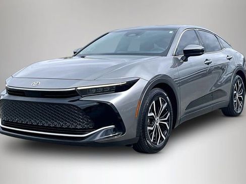 Used 2023 Toyota Crown Limited image 2