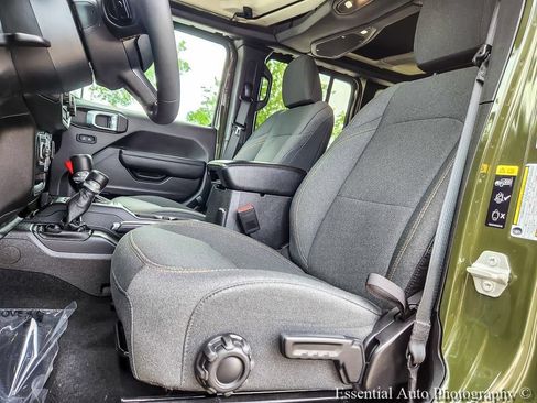 Used 2024 Jeep Wrangler Unlimited w/ Convenience Group AWD/4WD image 8